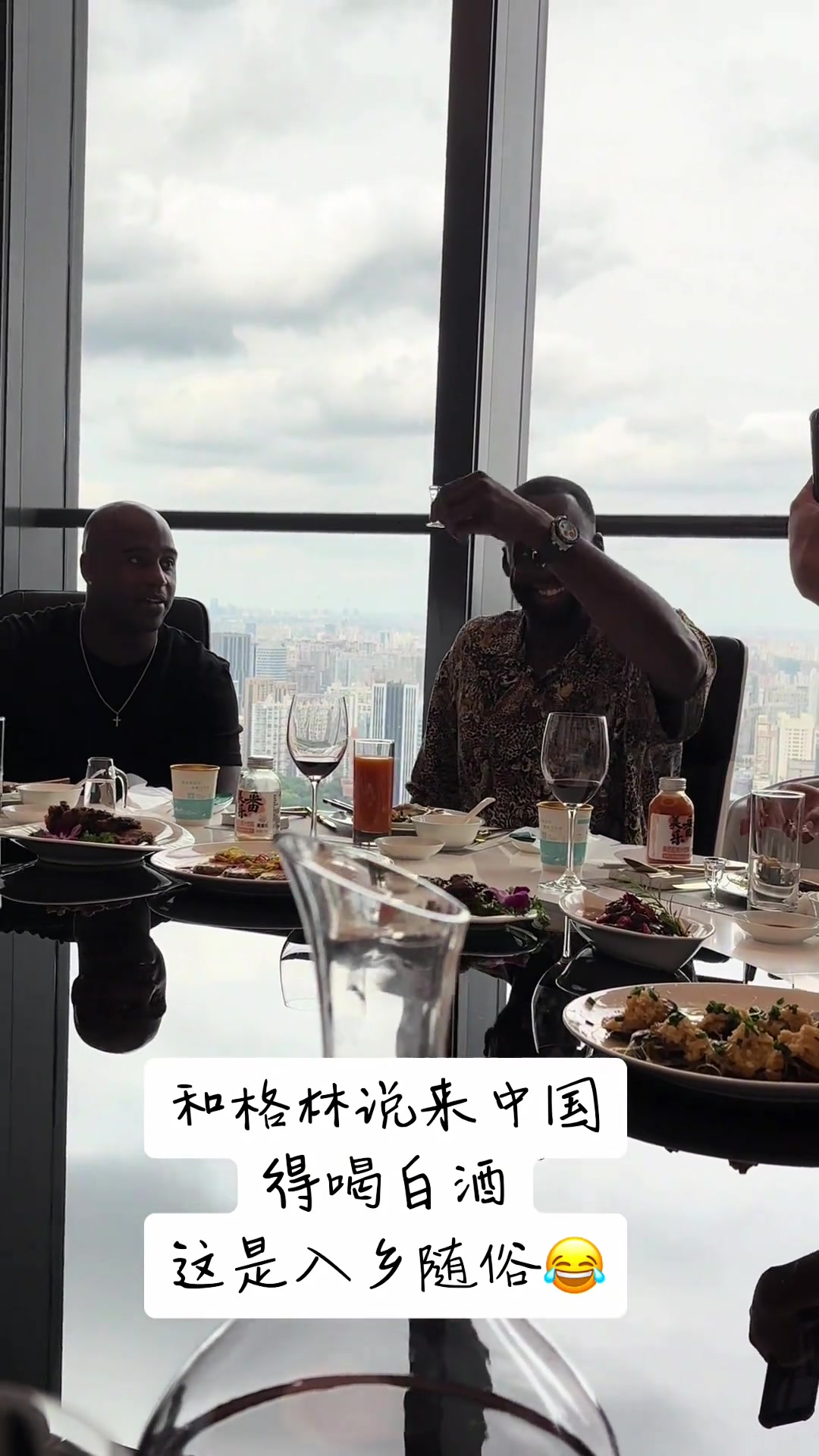 還知道杯要比別人低烤肉姐曬追夢(mèng)中國(guó)行體驗(yàn)喝白酒