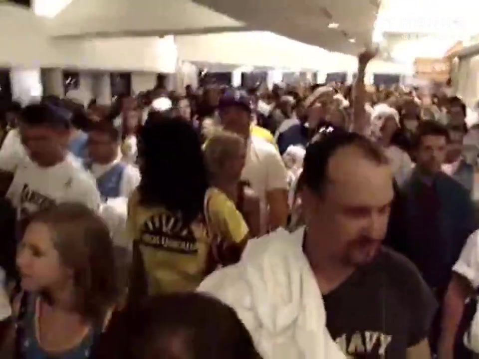 08年季后賽首輪湖人橫掃掘金掘金主場外球迷高喊MVP