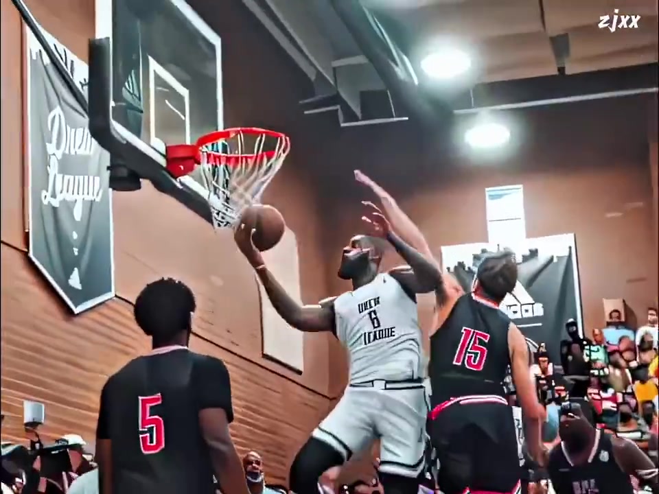 詹姆斯前兩年打野球聯(lián)賽的樣子真的生猛啊