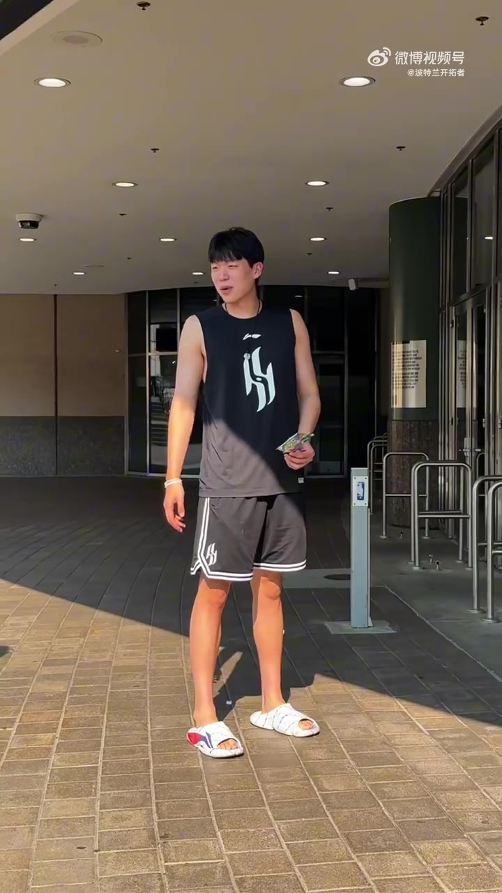 楊瀚森去開拓者球迷商店里淘了兩件自己的球衣是送給朋友的吧