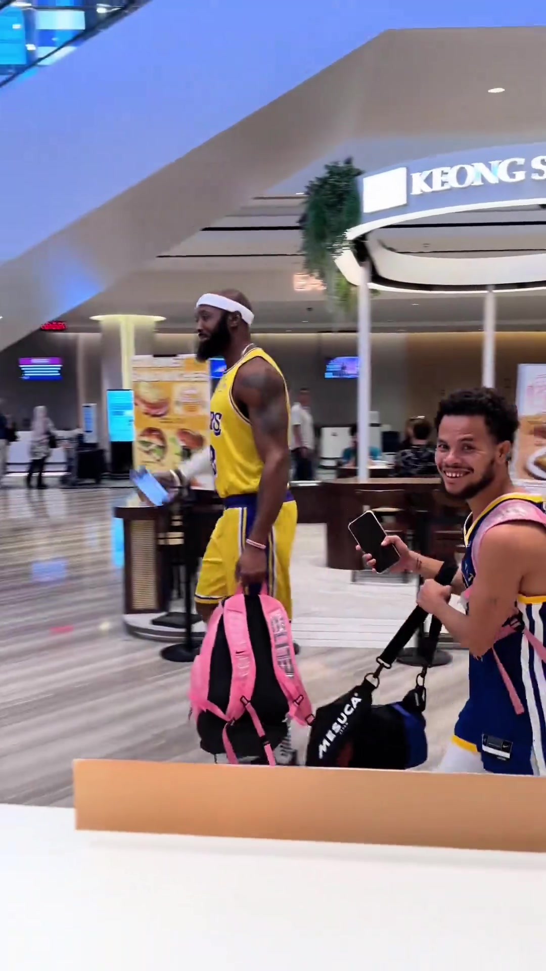 菲律賓詹帶著庫里逛街...