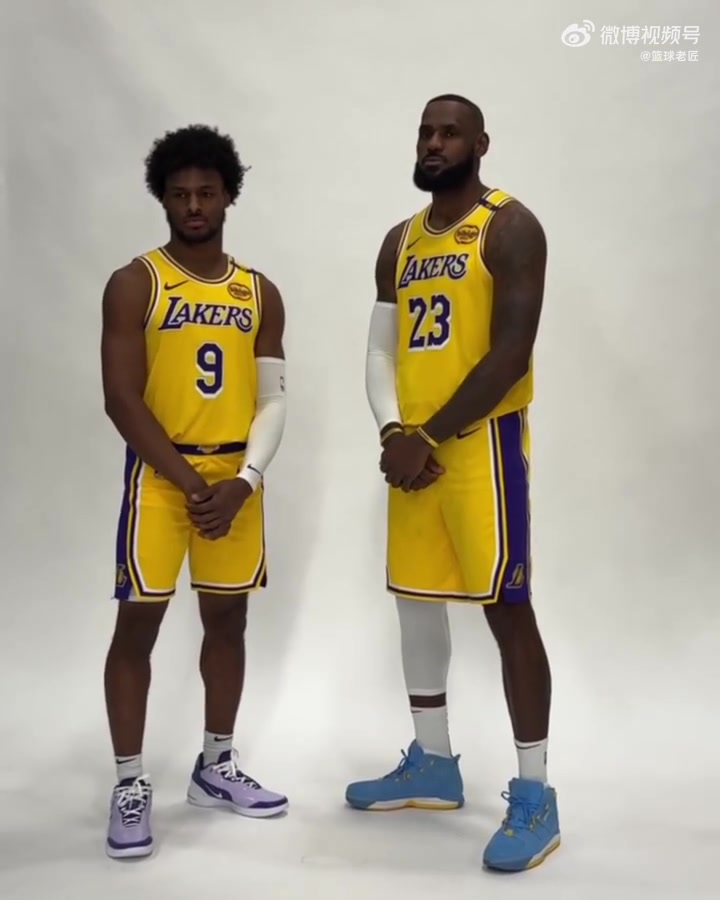 歷史性時刻去年湖人媒體日詹姆斯與布朗尼一起拍合照