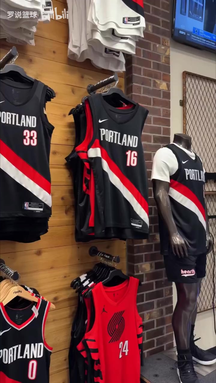 試戴帽子太搞笑楊瀚森逛開拓者球迷商店買16號球衣送人