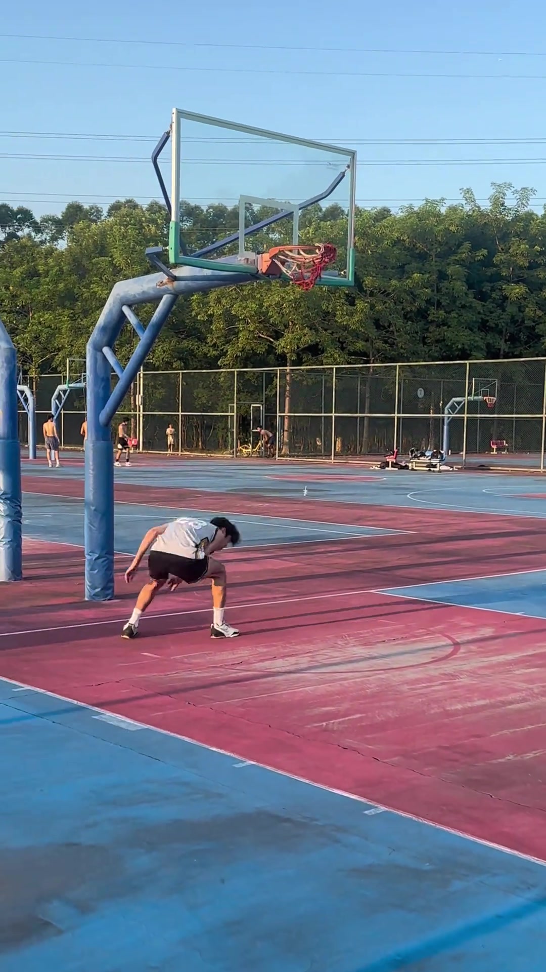 國產(chǎn)校園扣將越來越多了哥們你扣籃真的像詹姆斯啊