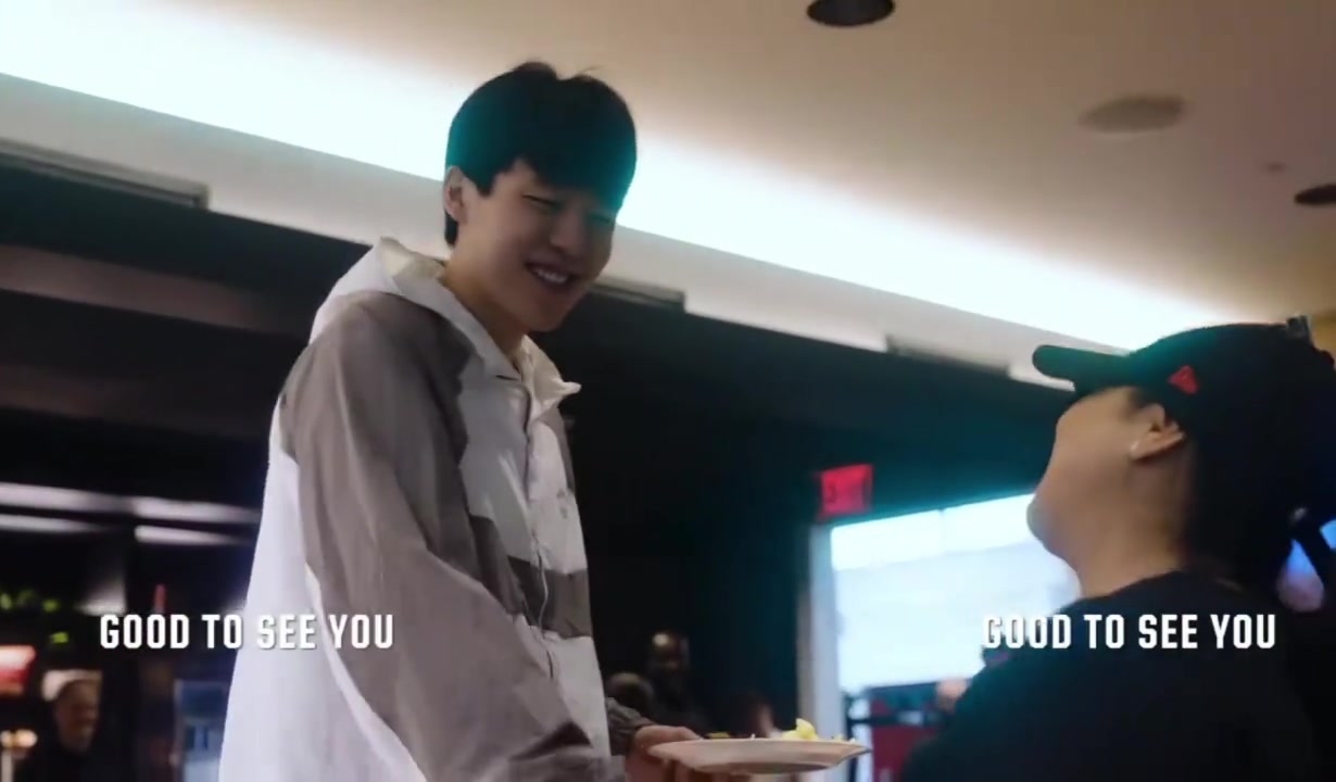 自信大方楊瀚森抵達(dá)波特蘭紀(jì)錄片與隊友工作人員用英語交流