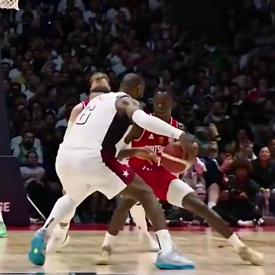 慢鏡回看詹姆斯此前最后時刻單挑施羅德這球滿滿都是細節(jié)啊