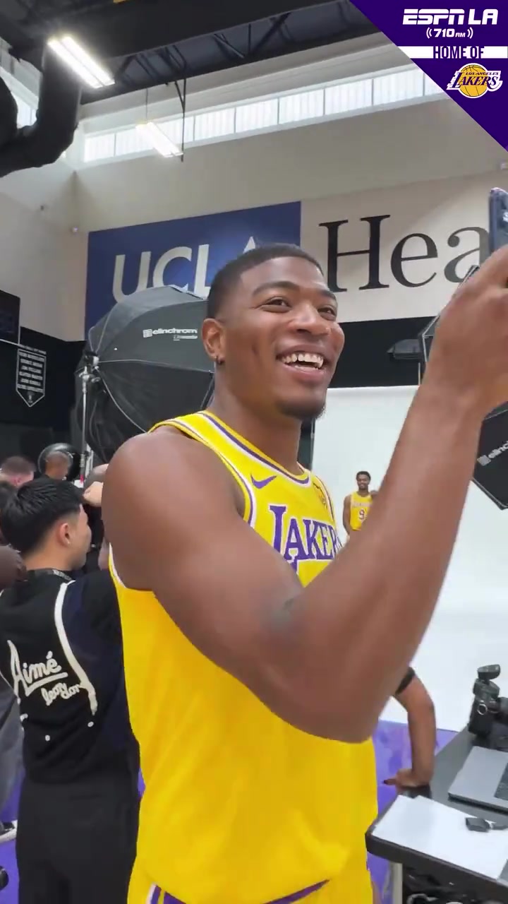 湖人媒體日 八村塁拿著手機(jī)偷拍詹姆斯和布朗尼父子的定妝照