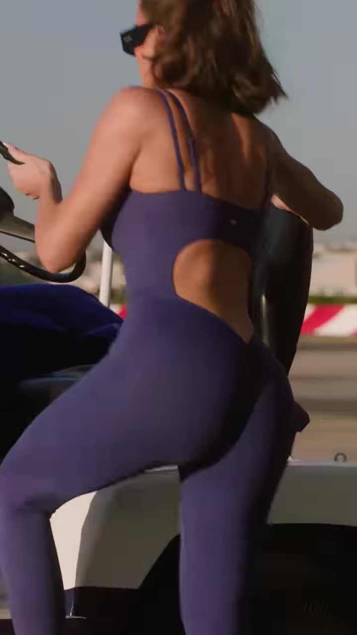 科勒卡戴珊為運(yùn)動品牌拍攝廣告片這身材不輸二姐