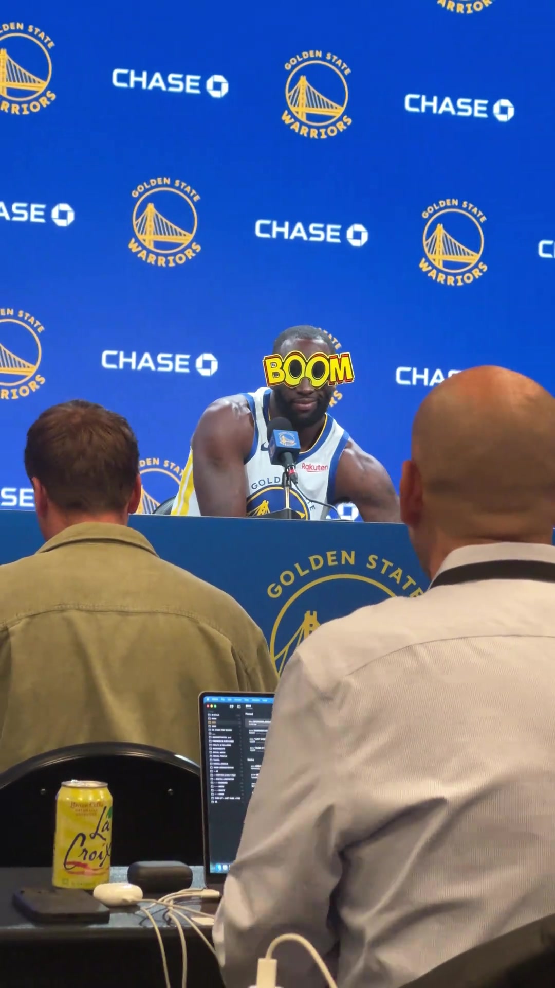 追夢(mèng)格林在媒體日上整活 帶著一個(gè)boom大眼鏡接受采訪