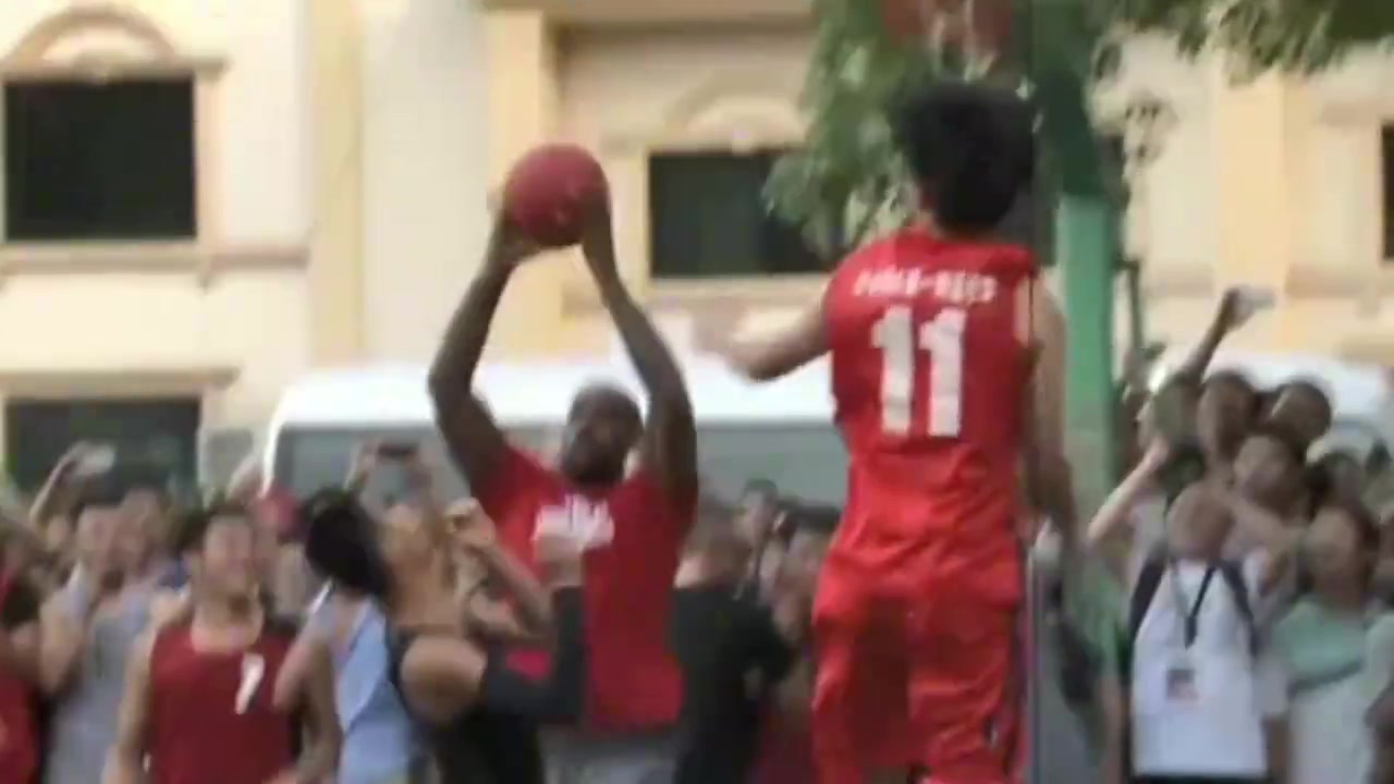 親民詹姆斯此前中國行與大學(xué)生球迷同場比賽 展示素質(zhì)暴力劈扣