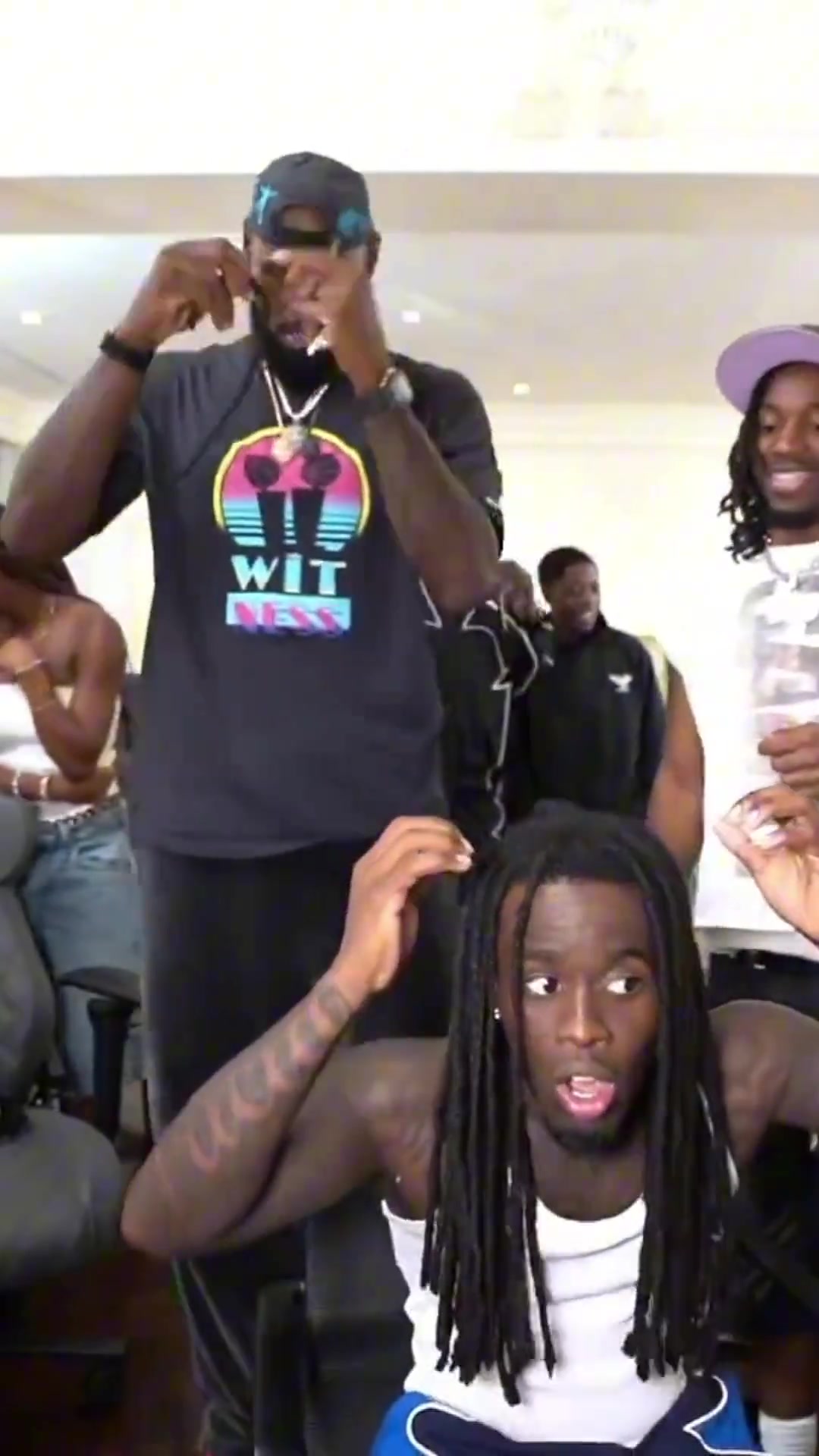 逗比老頭詹姆斯直播給網(wǎng)紅理發(fā)還想接到自己的禿頭上