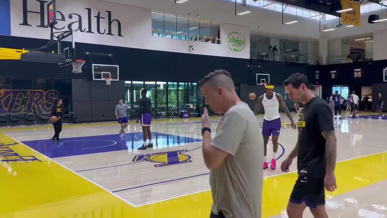 誰更準(zhǔn)范德彪PK拉拉維亞湖人訓(xùn)練后的投籃練習(xí)