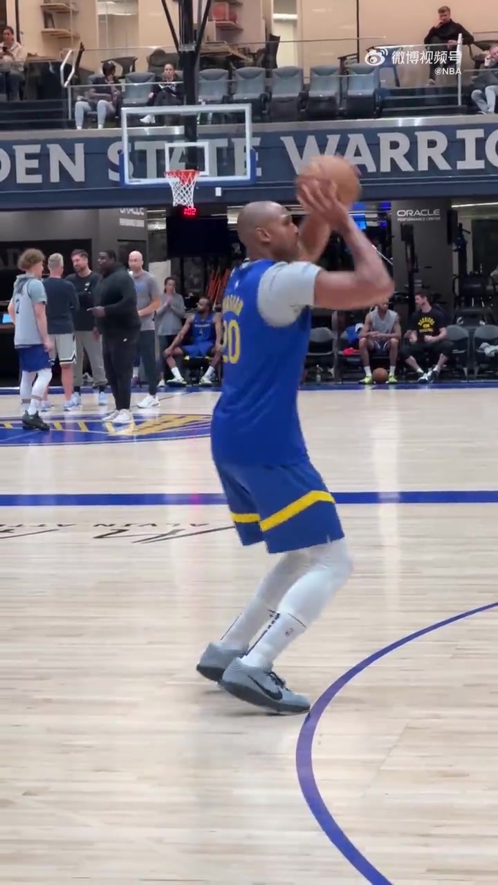 39歲正值巔峰霍福德身披勇士訓(xùn)練服正式開始訓(xùn)練