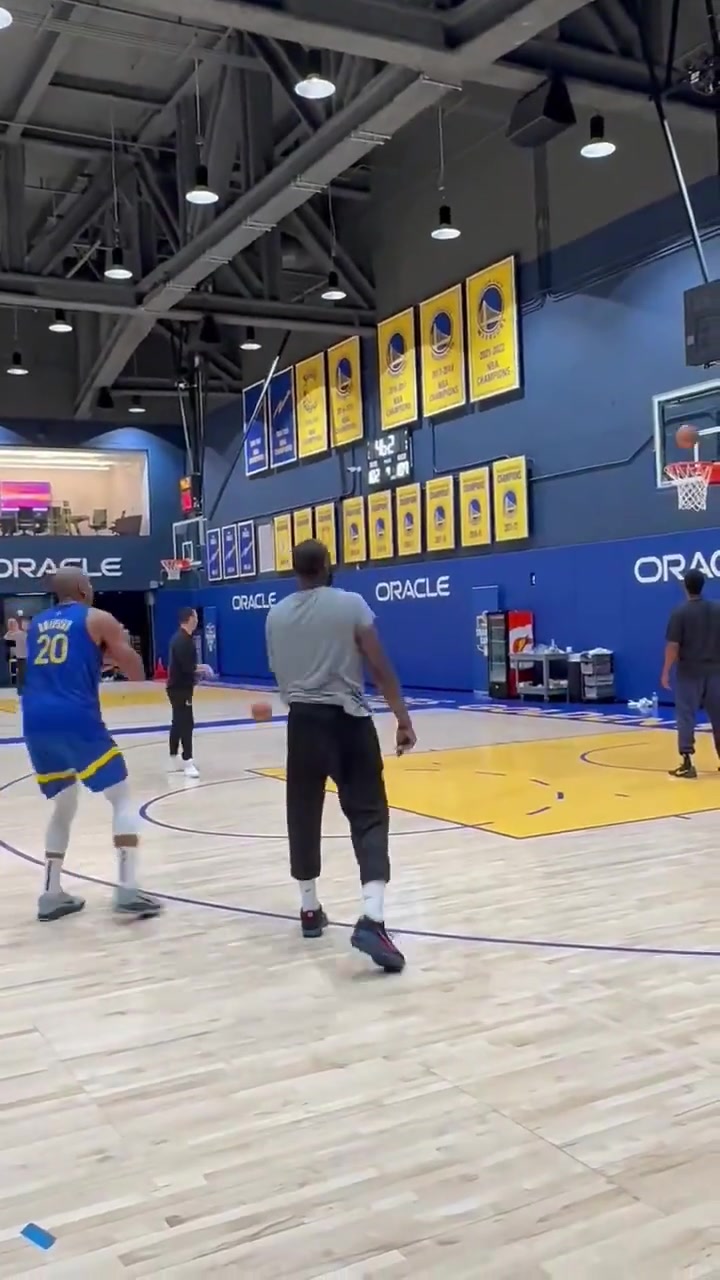 玄冥二老霍福德和追夢(mèng)一起加練三分 姿勢(shì)咋還越來(lái)越像了