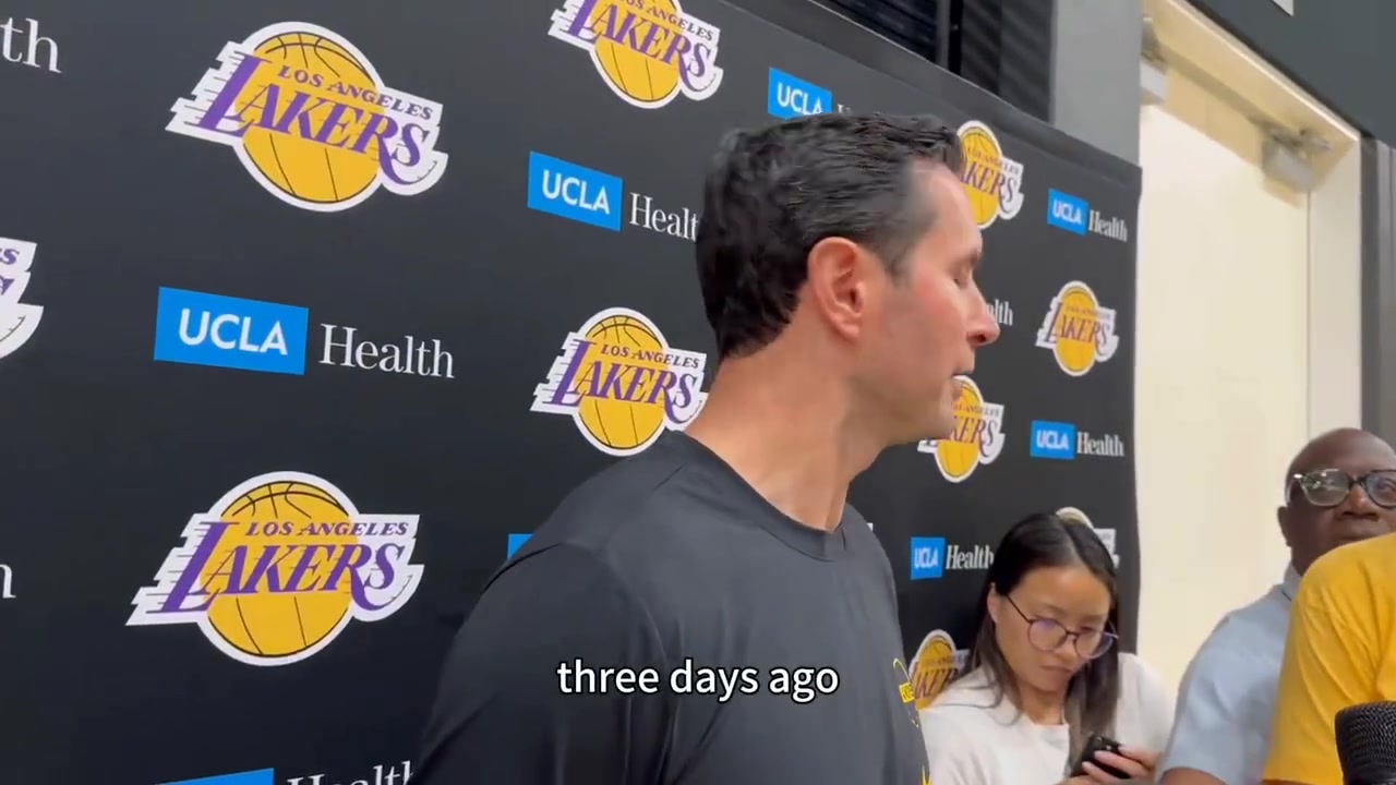 主教練正在熱身雷迪克我也參加了折返跑訓練完成6次沖刺