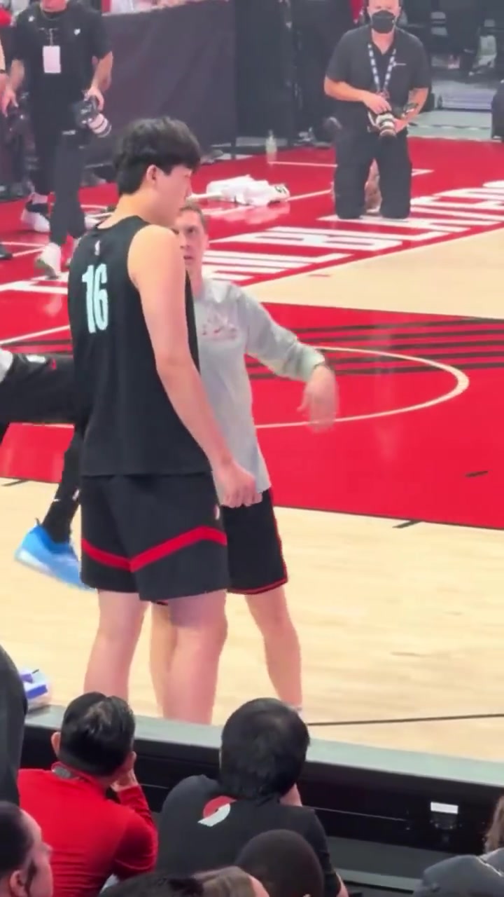 開拓者球迷日楊瀚森和助教溝通隨后興奮地開始熱身