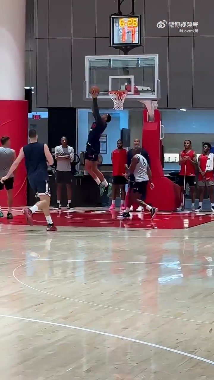 吃餅吃爽了哈登突破后妙傳底線的科林斯后者輕松雙手背扣