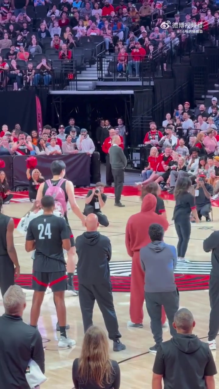 太老實了楊瀚森全神貫注盯著啦啦隊的動作并認(rèn)真模仿跳了起來