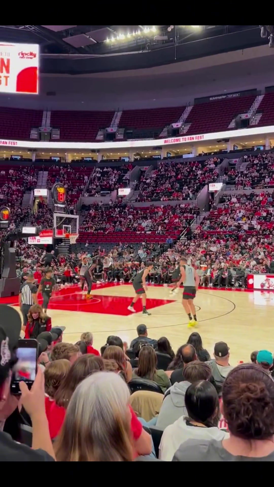 一柱擎天楊瀚森籃下對克林根送上大帽隨后過來又策應(yīng)助攻隊友得分