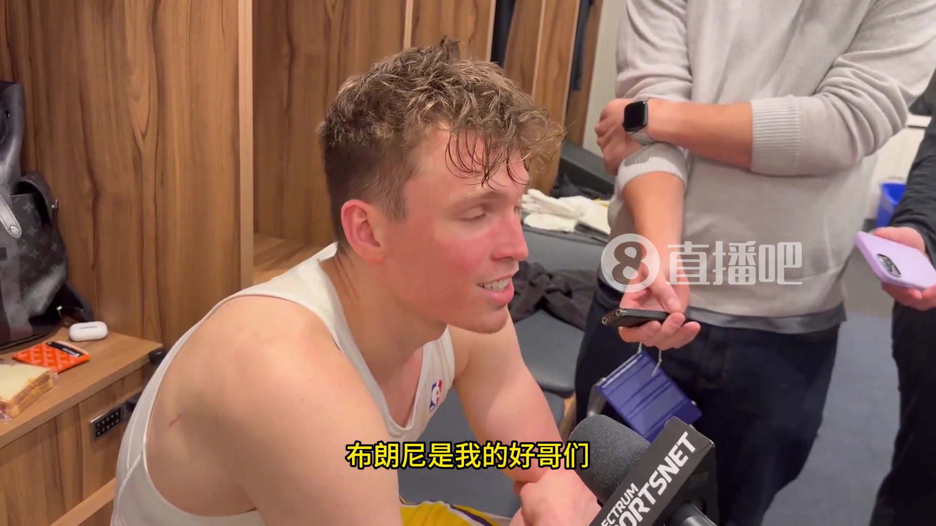 單臂炸裂補(bǔ)扣克內(nèi)克特盛贊布朗尼已經(jīng)不是頭一回這么扣了太漂亮了