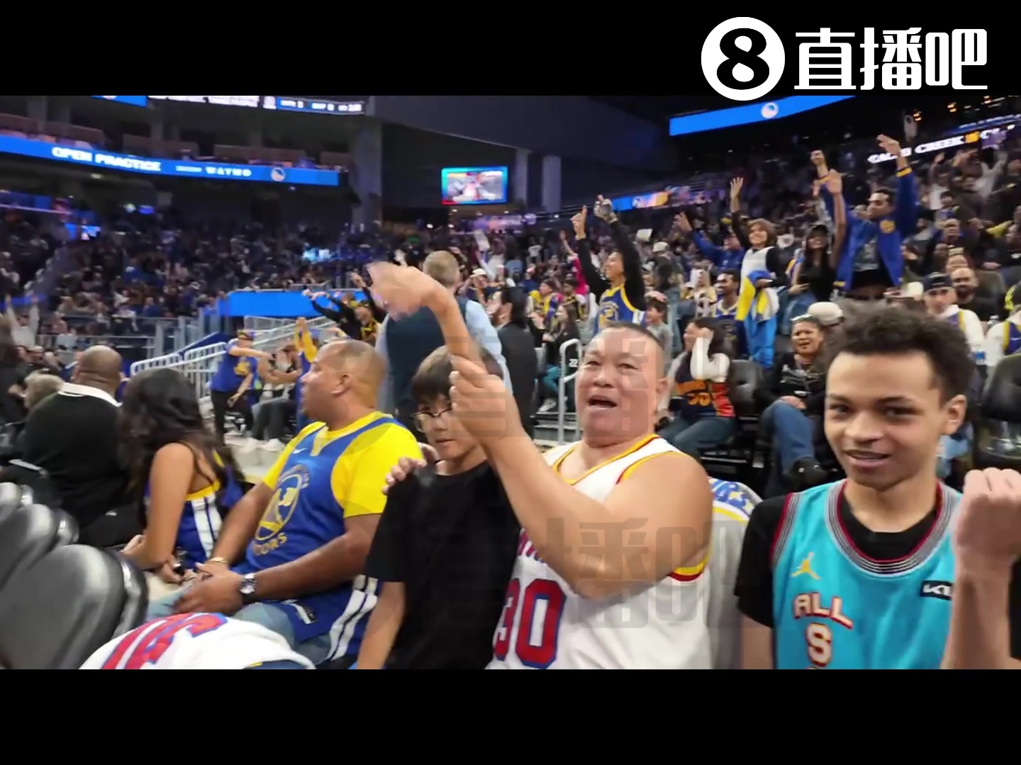 沒想到勇士公開訓(xùn)練課 竟然吸引了這么多勇蜜到現(xiàn)場觀看