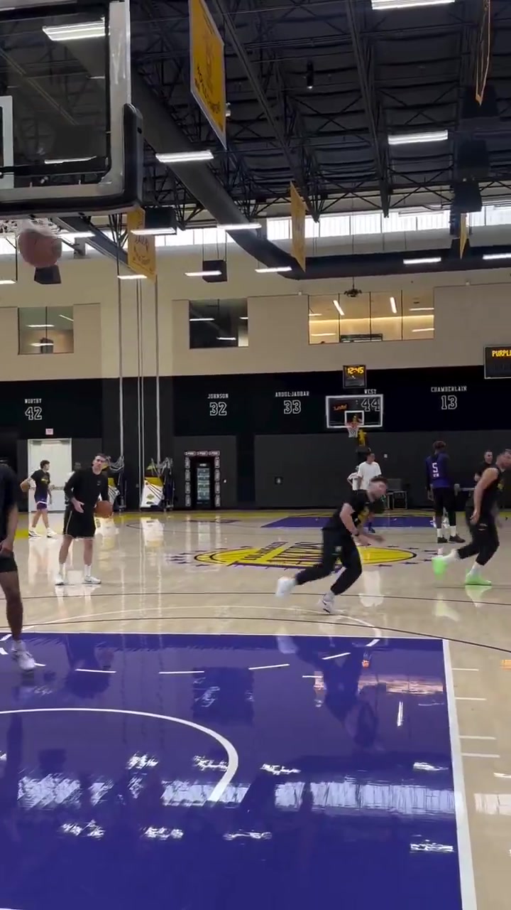 東契奇今日份三分訓(xùn)練這狀態(tài)看上去相當(dāng)不錯(cuò)啊