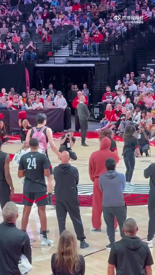 太老實(shí)了楊瀚森此前全神貫注盯著啦啦隊(duì)并認(rèn)真模仿跳了起來