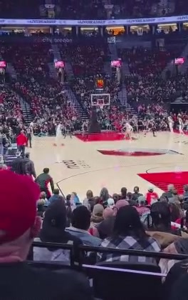 直接競爭對手楊瀚森夢幻腳步打進(jìn)克林根在場邊單手指天慶祝