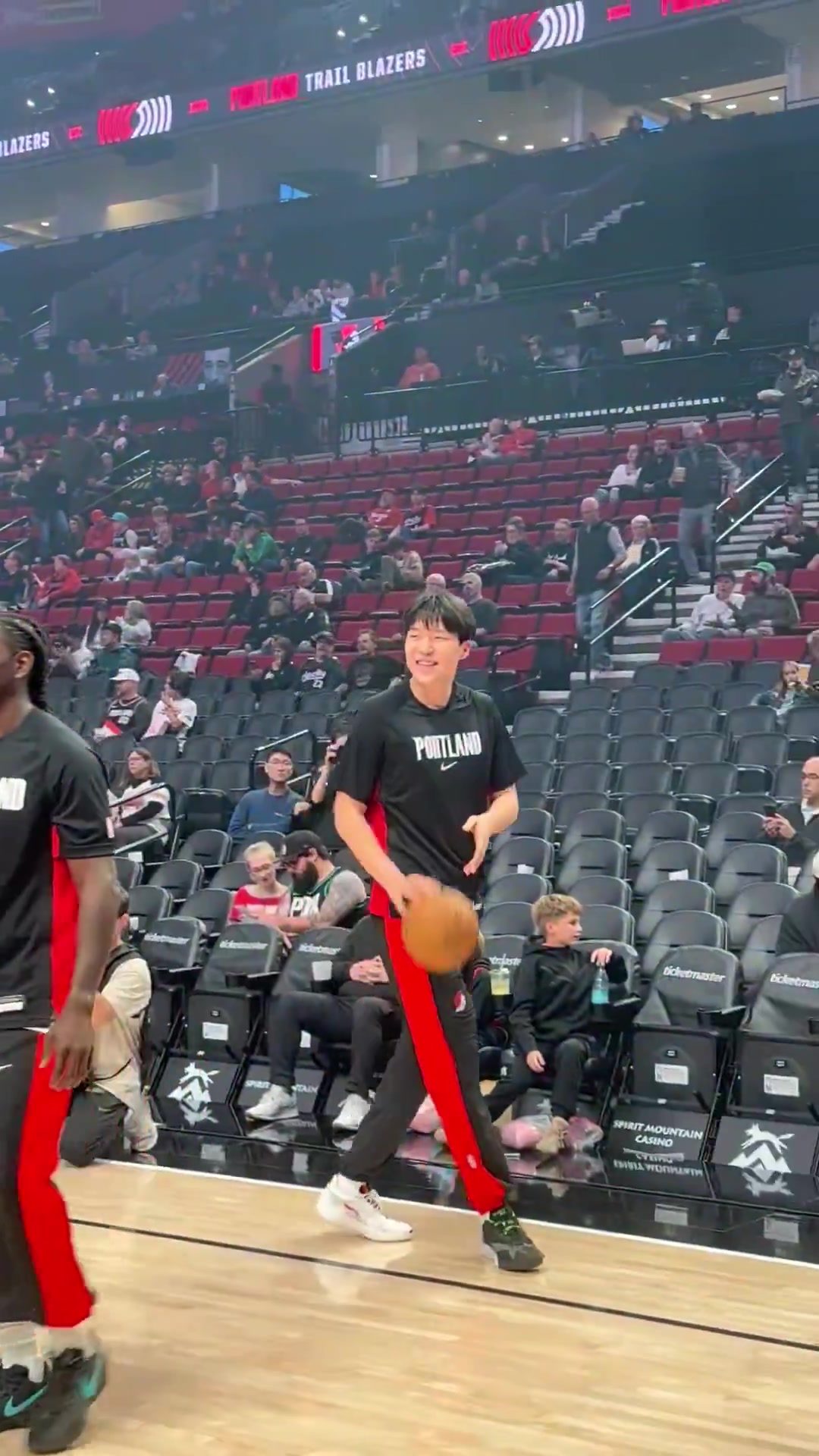 兩名場邊小球迷得到楊瀚森的回應(yīng)后笑得非常開心