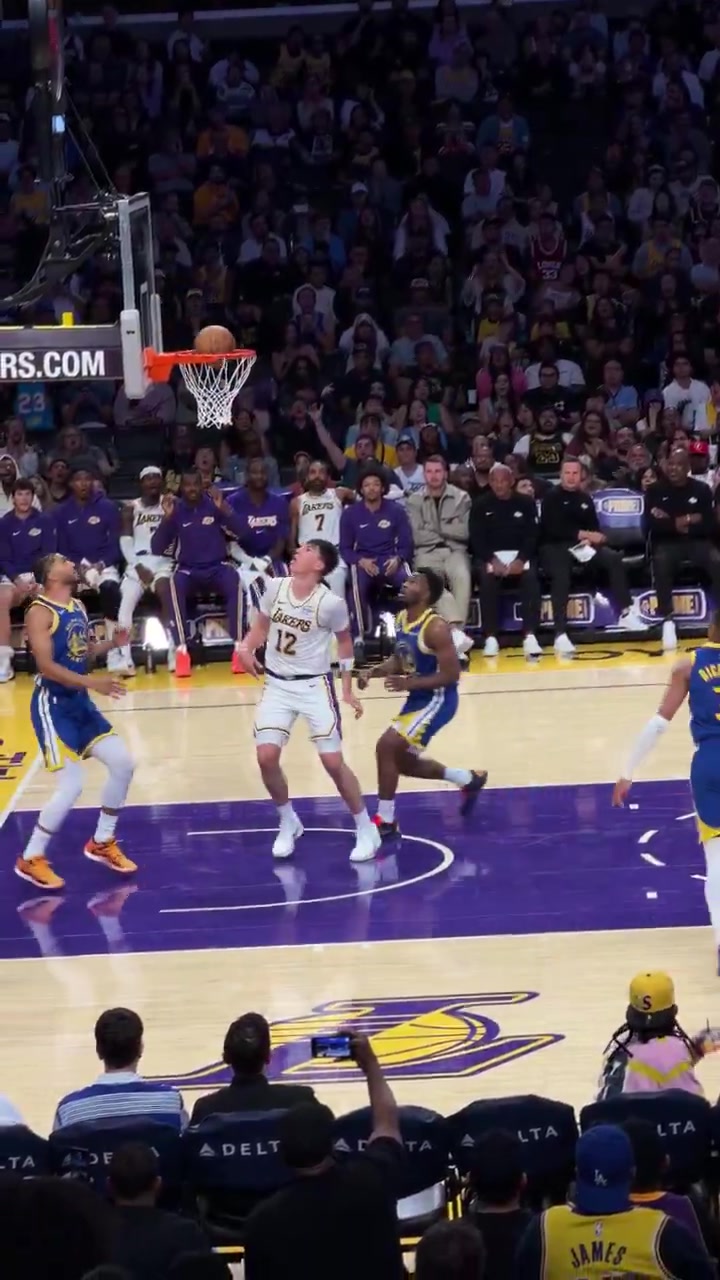 拉拉維亞上空籃兩次不中幸虧后面補(bǔ)進(jìn)老詹從想抱頭變鼓掌