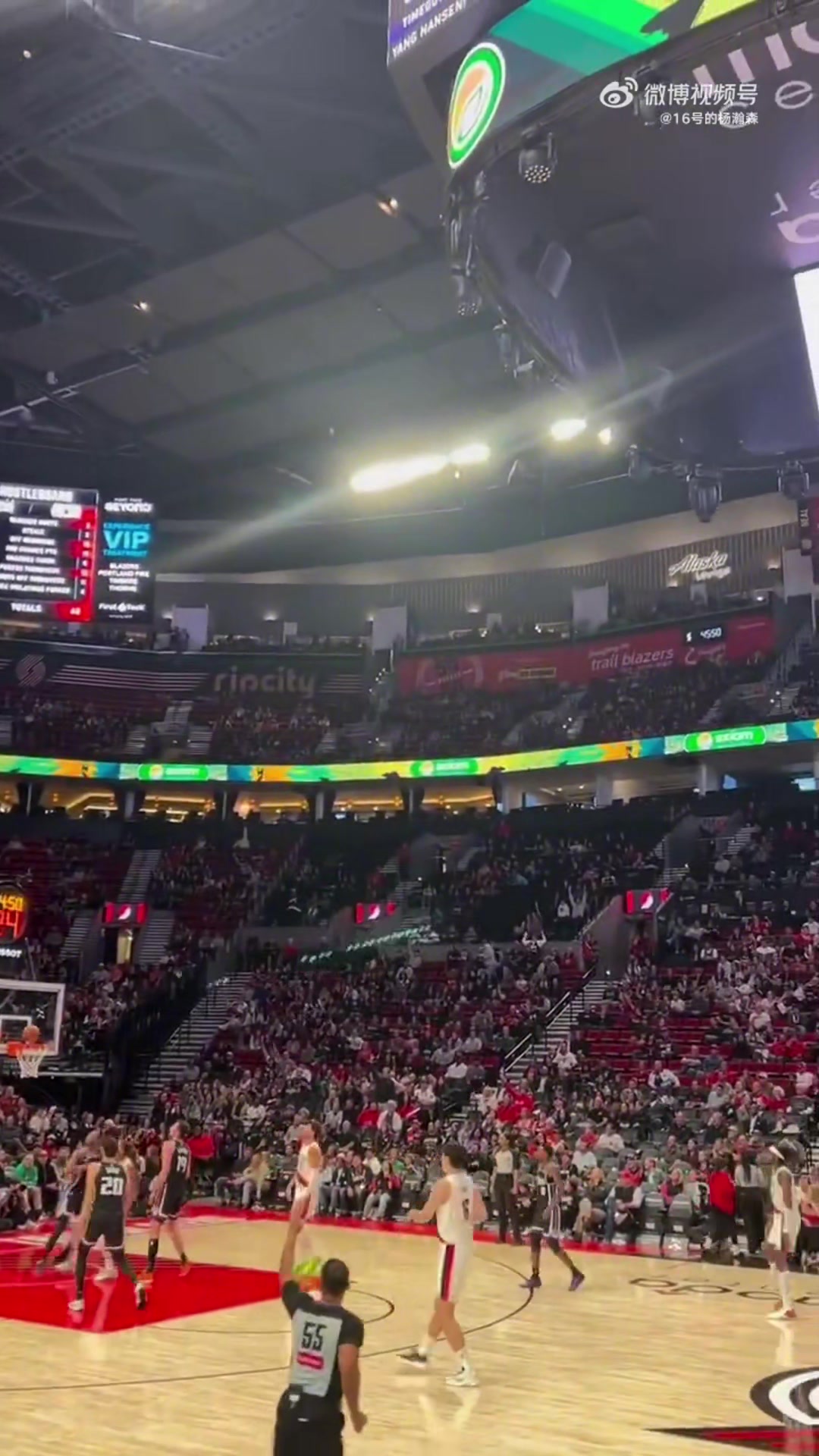 楊瀚森投進(jìn)第二個(gè)三分后現(xiàn)場一名中國球迷扯破喉嚨大喊楊瀚森牛逼