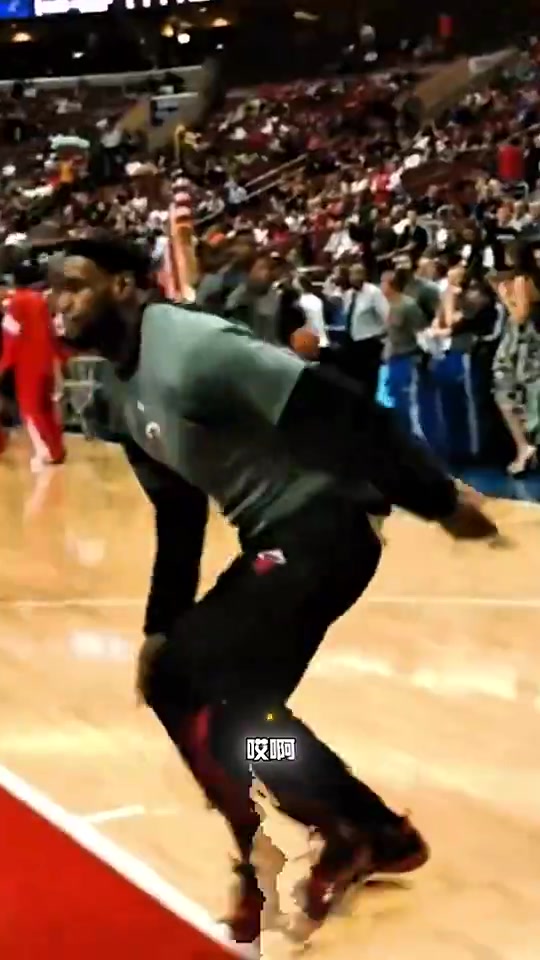 楊毅扣籃大賽現(xiàn)在變成這樣就賴詹姆斯他要參加肯定能帶起來