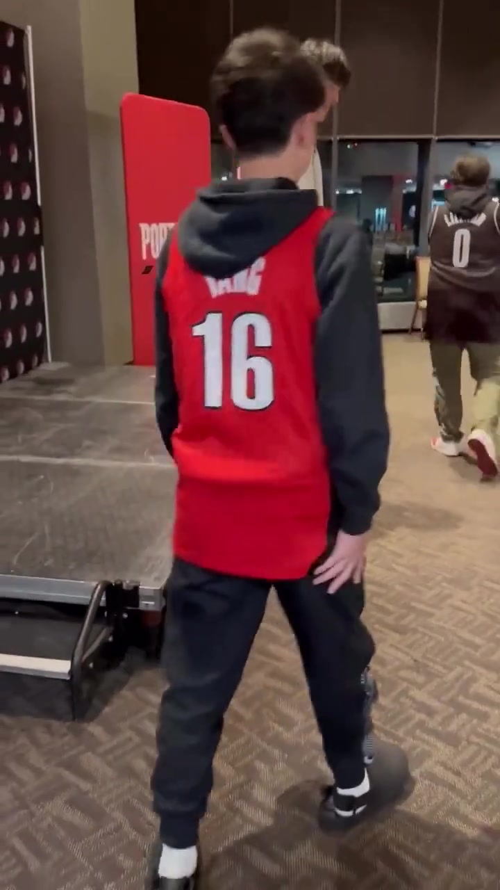 這個(gè)粉紅小書包已經(jīng)成為楊瀚森的固定裝備了嗎