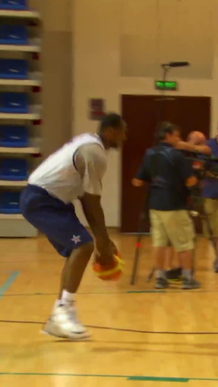 08年美國夢八隊內(nèi)訓(xùn)練詹姆斯和保羅互相打鬧甜瓜一旁看著