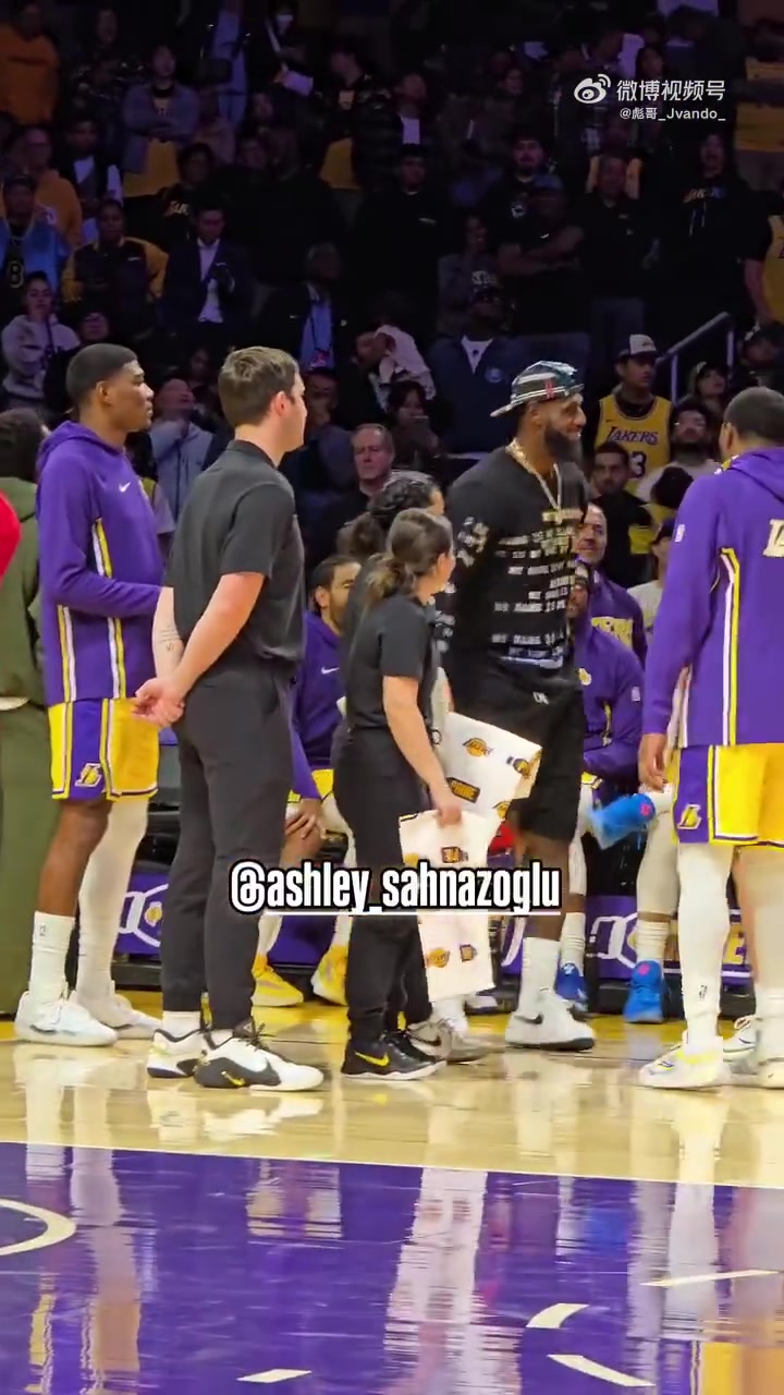 養(yǎng)傷中的詹姆斯今天又坐不住了拿著球就想投個籃