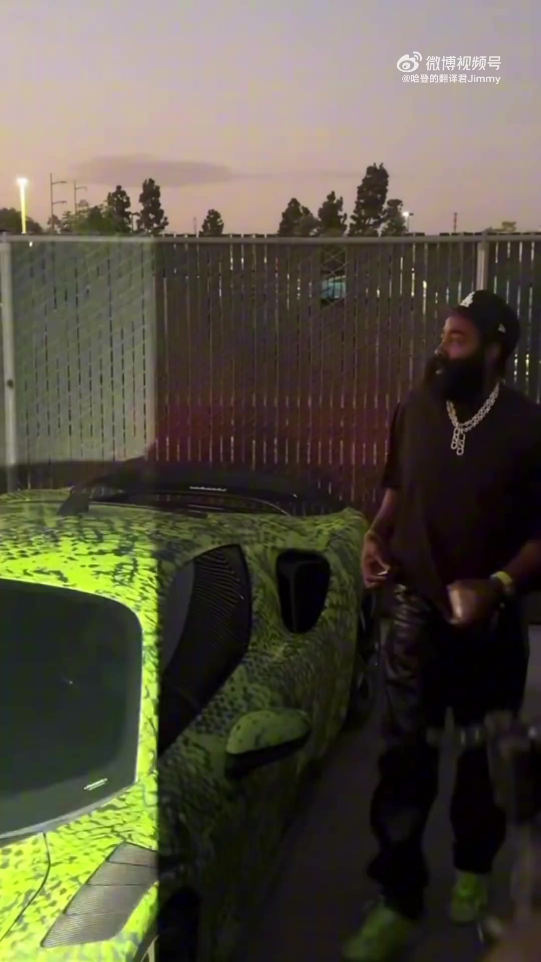 好潮啊前段時間哈登出席紀錄片發(fā)布會 這一身夠時尚不