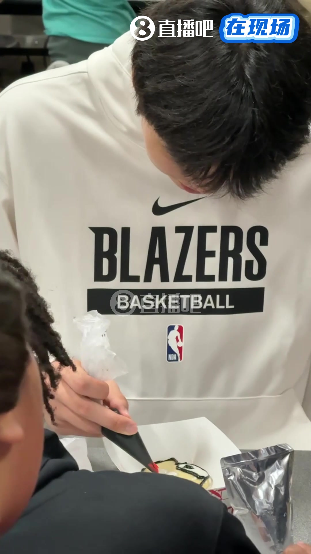 被團團圍住楊瀚森為小球迷DIY甜品涂醬涂得很認真