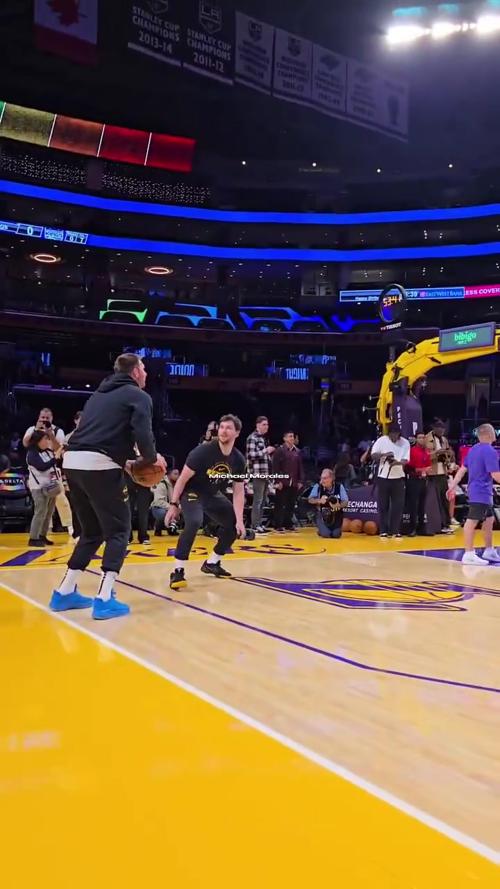 東契奇投籃熱身調(diào)戲訓(xùn)練師來防我呀然后調(diào)高弧度命中三分