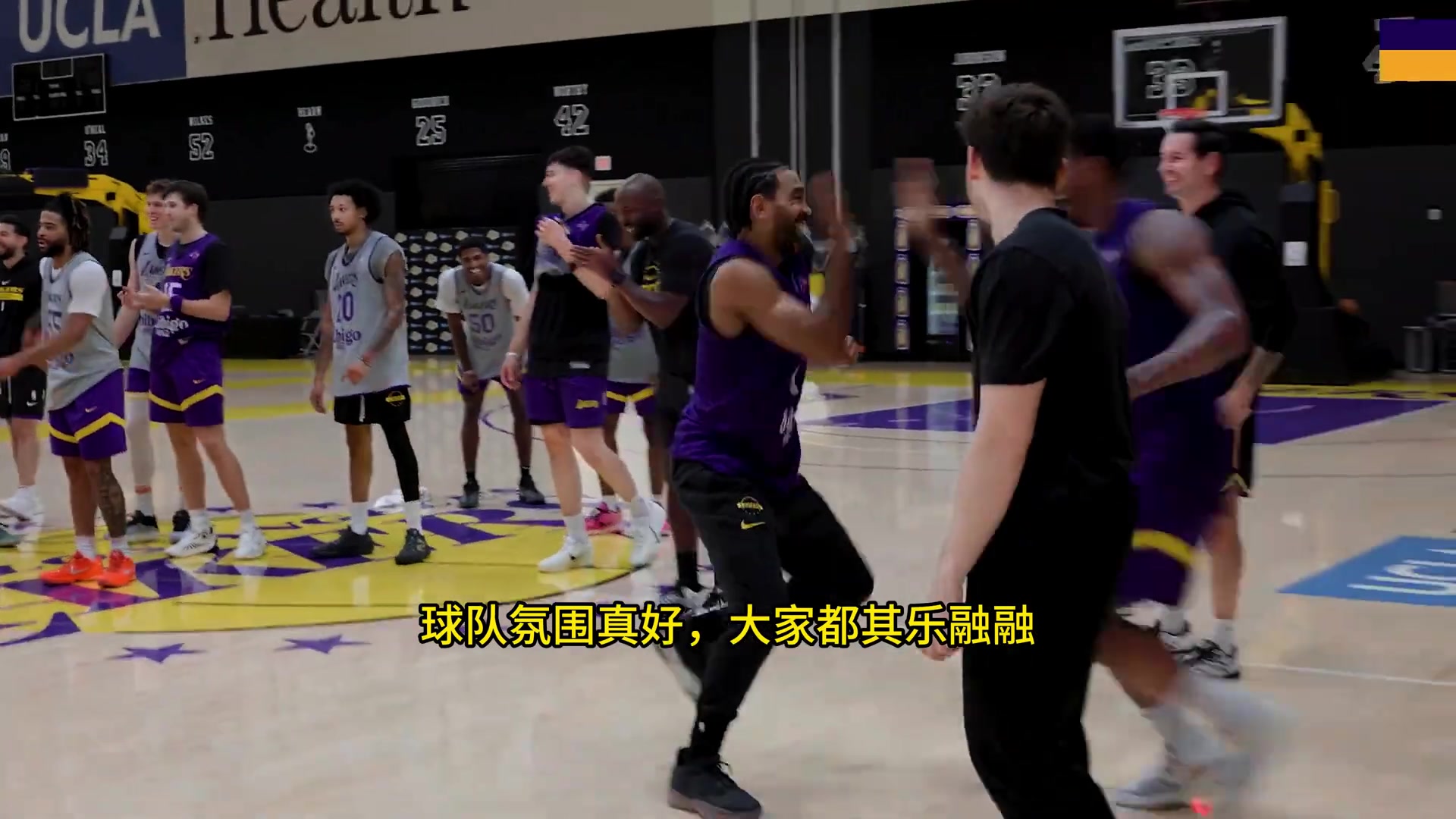 湖人隊(duì)內(nèi)小打大訓(xùn)練隊(duì)內(nèi)氛圍其樂融融