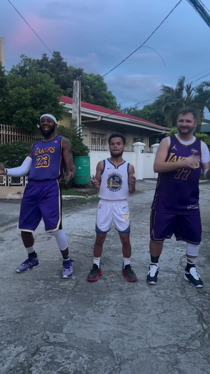 震驚庫(kù)里竟然和詹姆斯與東契奇一起尬舞