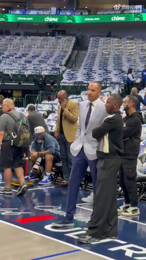 兩位這是在談什么交易呢富保羅與獨(dú)行俠高管Nico面對面熱聊