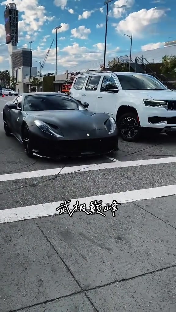 攤牌了新賽季首戰(zhàn)布朗尼開(kāi)法拉利抵達(dá)球館