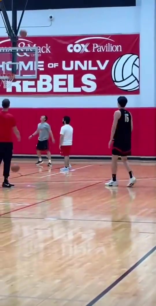 都看在眼里的楊瀚森此前跟著斯普利特訓(xùn)練定點(diǎn)三分12中11