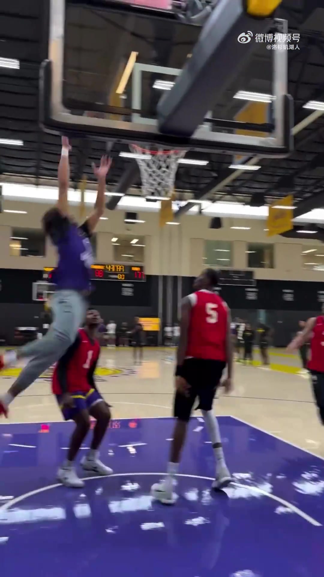 揭幕戰(zhàn)輸球不影響氣氛湖人今日訓(xùn)練視頻一覽