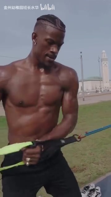 刻苦總有回報(bào)一起來感受巴特勒恐怖的核心力量魔鬼筋肉人