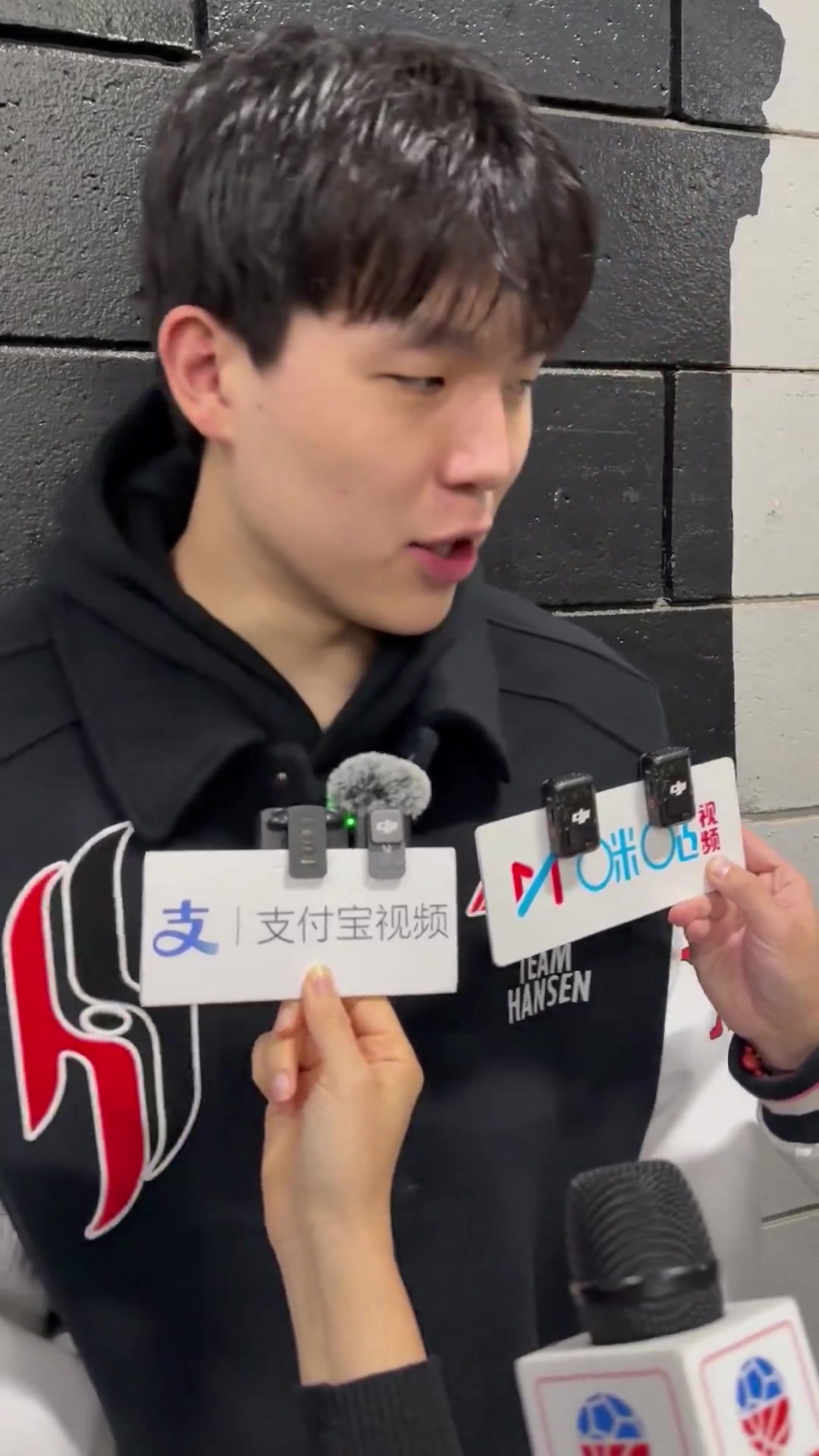 在替補(bǔ)席和隊(duì)友喊得最多的是瀚森不能說有時候有點(diǎn)罵人的