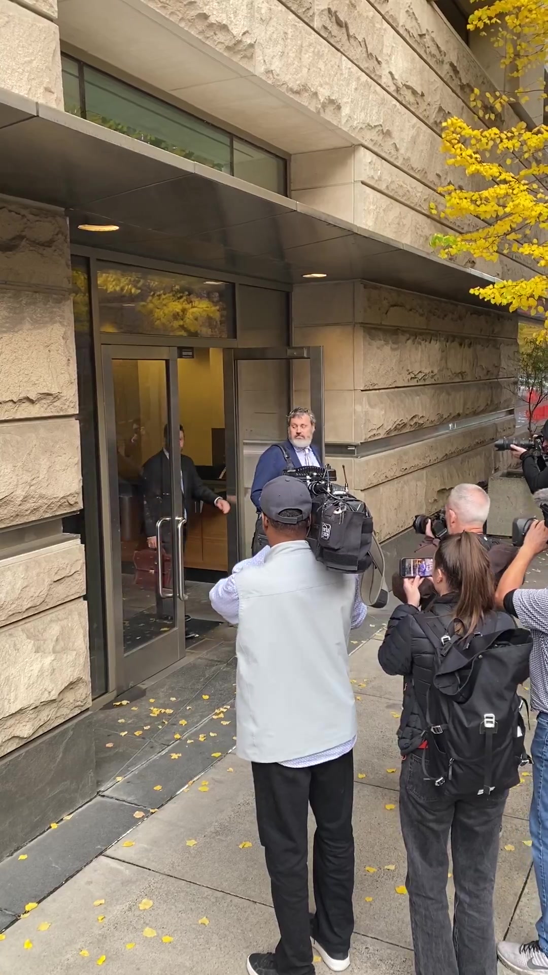 看上去很淡定比盧普斯身穿運(yùn)動連帽衫離開法院