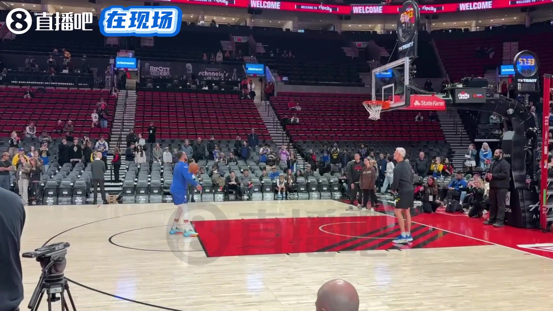 金州拉文庫里賽前熱身秀了一記扣籃引得現(xiàn)場球迷歡呼