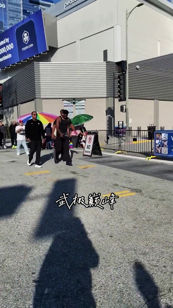 森林狼客場挑戰(zhàn)湖人賽前愛德華茲步行前往湖人球館...