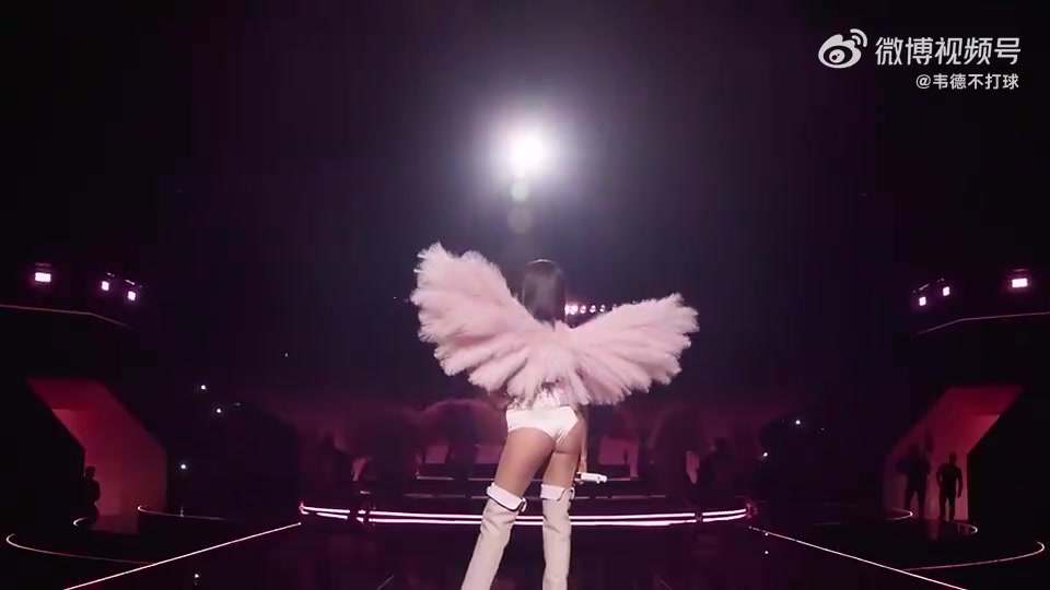 性感昨日啤酒妹觀戰(zhàn)湖人曾約會格里芬貝克漢姆大兒子